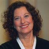 Die als TV-Jugendrichterin bekannt gewordene Juristin Ruth Herz verstarb am 2. Februar im Alter von 79 Jahren. Die promovierte Rechtswissenschaftlerin hatte in der RTL-Gerichtssendung "Das Jugendgericht" von 2001 bis 2005 sich selbst gespielt und fiktive Fälle jugendlicher Straftäter verhandelt. Anschließend zog sich Herz laut RTL aus dem Mediengeschäft zurück und ging für ein Forschungsprojekt an die Universität Oxford. Als Kind jüdischer Eltern, die vor den Nazis geflohen waren, kam Herz 1943 in Haifa zur Welt. Nach dem Zweiten Weltkrieg zogen die Eltern mit ihr nach Deutschland. Nach ihrem Jurastudium wurde Herz 1974 Richterin am Amtsgericht Köln. 1998 erhielt sie das Bundesverdienstkreuz. Zuvor hatte die "Frankfurter Rundschau" berichtet.   