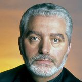 Der Modedesigner starb am 3. Februar im Alter von 88 Jahren in der Bretagne nahe Brest. 1934 im spanischen San Sebastián geboren, wurde er in den 1960er Jahren durch seine extravaganten Kleidungsentwürfe bekannt. Anders als andere Modeschöpfer zu dieser Zeit verwendete er wenig Satin oder Samt, sondern spielte stattdessen mit Materialien wie Aluminium oder Kunststoff. In dem Science-Fiction-Film "Barbarella" trug Jane Fonda seine Kostüme und machte ihn weltbekannt. In den vergangenen Jahren war er vor allem für seine Parfümserie bekannt. Rabanne galt als autodidaktischer Modedesigner. Seine Mutter arbeitete für den Modeschöpfer Cristóbal Balenciaga. Sein Vater wurde im spanischen Bürgerkrieg von Franco-Truppen getötet.