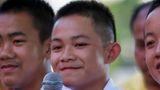 Duangpetch Promthep war einer der Überlebenden des Höhlendramas in Thailand. Am 11. Februar starb der Teenager in Großbritannien in Folge einer Kopfverletzung. Der 17-Jährige war im Jahr zuvor ins englische Leicester an eine Fußballakademie gewechselt. Promthep war als Kapitän des Jugendfußballteams im Juni 2018 mit seinem Coach und weiteren Teamkameraden tagelang in einer gefluteten Tropfsteinhöhle eingeschlossen. Das spektakuläre Höhlendrama wurde bereits mehrfach verfilmt und in vielen Büchern verarbeitet. Erst nach neun Tagen, in denen es keinerlei Lebenszeichen von den Jugendlichen und ihrem Trainer gab, wurde die Gruppe von Höhlentauchern vier Kilometer vom Eingang entdeckt. Die Rettung wurde zu einem Kampf gegen Wetter und Zeit. Mit Hilfe von Spezialtauchern und mehr als 1000 Helfern konnten alle Eingeschlossenen schließlich nach und nach aus der verzweigten Höhle befreit werden. 