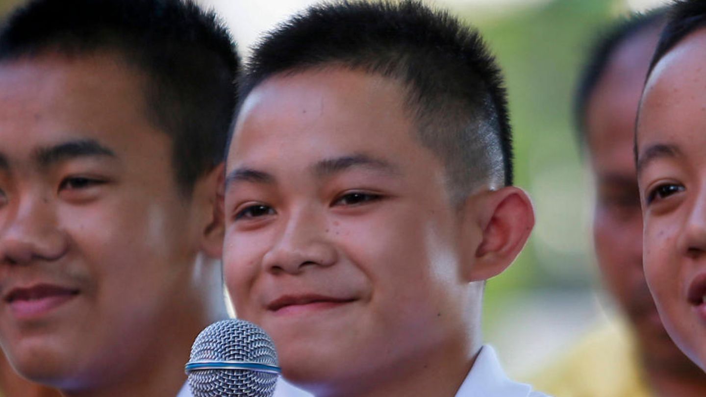 Duangpetch Promthep war einer der Überlebenden des Höhlendramas in Thailand. Am 11. Februar starb der Teenager in Großbritannien in Folge einer Kopfverletzung. Der 17-Jährige war im Jahr zuvor ins englische Leicester an eine Fußballakademie gewechselt. Promthep war als Kapitän des Jugendfußballteams im Juni 2018 mit seinem Coach und weiteren Teamkameraden tagelang in einer gefluteten Tropfsteinhöhle eingeschlossen. Das spektakuläre Höhlendrama wurde bereits mehrfach verfilmt und in vielen Büchern verarbeitet. Erst nach neun Tagen, in denen es keinerlei Lebenszeichen von den Jugendlichen und ihrem Trainer gab, wurde die Gruppe von Höhlentauchern vier Kilometer vom Eingang entdeckt. Die Rettung wurde zu einem Kampf gegen Wetter und Zeit. Mit Hilfe von Spezialtauchern und mehr als 1000 Helfern konnten alle Eingeschlossenen schließlich nach und nach aus der verzweigten Höhle befreit werden. 