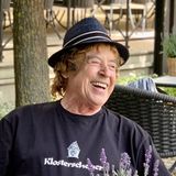 Für die Fans war Marshall zeitlebens ein Entertainer und vor allem auf Schlager gebucht. Dabei hatte der Baden-Badener ein Staatsexamen als Opernsänger, beherrschte neben Klavier und Geige vier weitere Instrumente und sang in acht Sprachen. Privat war er Familienmensch: Der Vater dreier Kinder, Opa und Uropa war seit Jahrzehnten mit seiner Jugendliebe Gaby verheiratet. Seine Söhne Pascal und Marc begleiteten den Vater auf Tourneen. Mit seiner Tochter Stella engagierte Marshall sich in seiner Stiftung für Menschen mit Behinderung. Die Gesundheit beschäftigte auch Marshall selbst mit den Jahren immer mehr. Er hatte einen Herzschrittmacher und lebte mit der Nervenkrankheit Polyneuropathie, die seinen Bewegungsdrang einschränkte. Anfang 2019, kurz vor seinem Geburtstag, musste er zeitweilig ins Krankenhaus. Er überstand später eine Corona-Infektion, wegen der er als Risikopatient in eine Klinik musste, und wurde im Mai 2022 notoperiert. Aus gesundheitlichen Gründen musste er auch Konzerte und Auftritte absagen. 2021 eröffnete er noch im badischen Gaggenau eine persönliche Galerie mit Fotos, Pokalen, Medaillen, Goldenen Schallplatten und anderen Erinnerungsstücken. Am 16. Februar starb er im Alter von 85 Jahren – zwei Wochen nach seinem Geburtstag.   