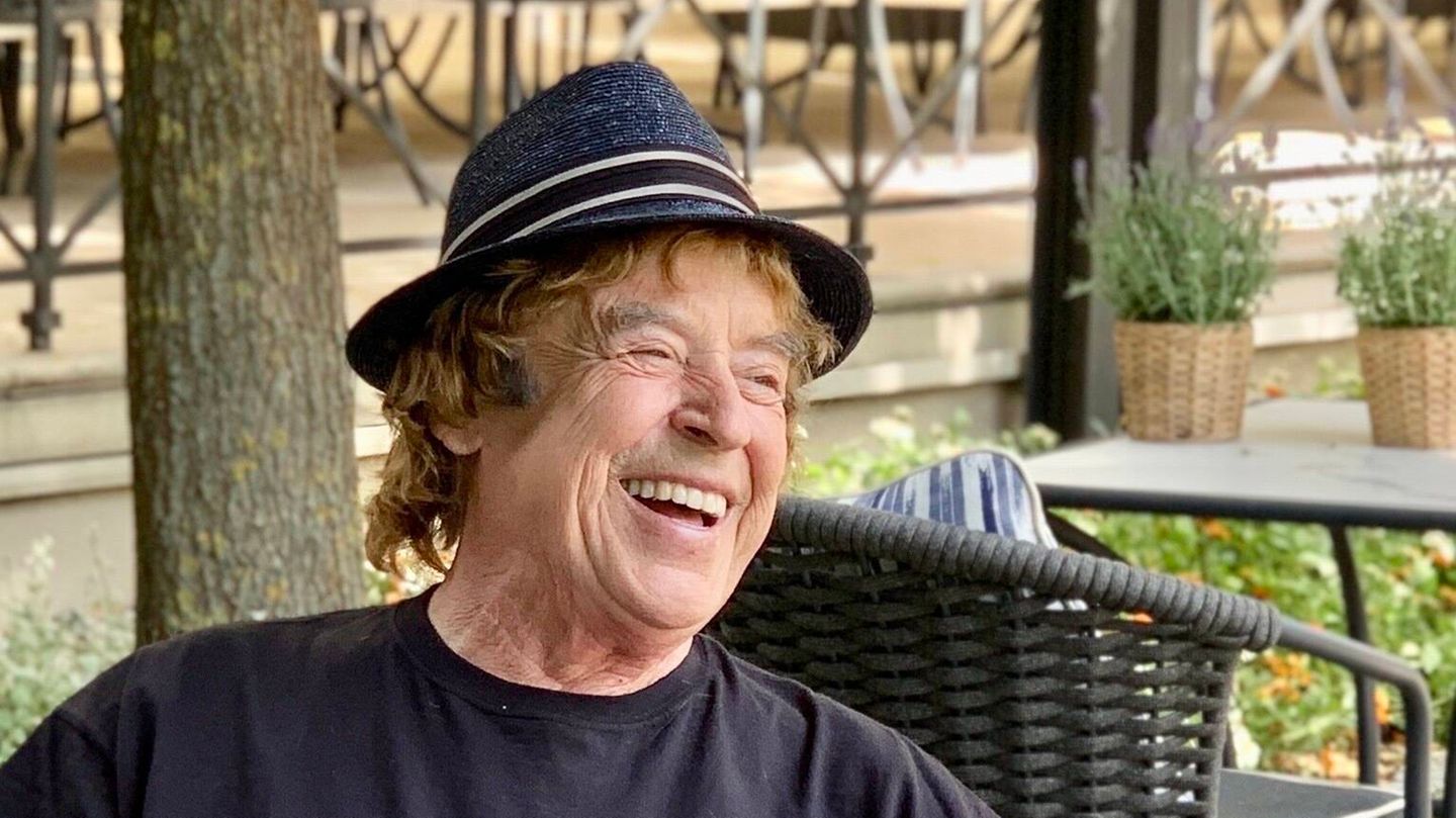 Tony Marshall Für die Fans war Marshall zeitlebens ein Entertainer und vor allem auf Schlager gebucht. Dabei hatte der Baden-Badener ein Staatsexamen als Opernsänger, beherrschte neben Klavier und Geige vier weitere Instrumente und sang in acht Sprachen. Privat war er Familienmensch: Der Vater dreier Kinder, Opa und Uropa war seit Jahrzehnten mit seiner Jugendliebe Gaby verheiratet. Seine Söhne Pascal und Marc begleiteten den Vater auf Tourneen. Mit seiner Tochter Stella engagierte Marshall sich in seiner Stiftung für Menschen mit Behinderung. Die Gesundheit beschäftigte auch Marshall selbst mit den Jahren immer mehr. Er hatte einen Herzschrittmacher und lebte mit der Nervenkrankheit Polyneuropathie, die seinen Bewegungsdrang einschränkte. Anfang 2019, kurz vor seinem Geburtstag, musste er zeitweilig ins Krankenhaus. Er überstand später eine Corona-Infektion, wegen der er als Risikopatient in eine Klinik musste, und wurde im Mai 2022 notoperiert. Aus gesundheitlichen Gründen musste er auch Konzerte und Auftritte absagen. 2021 eröffnete er noch im badischen Gaggenau eine persönliche Galerie mit Fotos, Pokalen, Medaillen, Goldenen Schallplatten und anderen Erinnerungsstücken. Am 16. Februar starb er im Alter von 85 Jahren – zwei Wochen nach seinem Geburtstag.