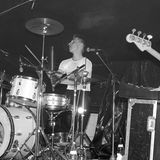 Der Ideal-Schlagzeuger starb am 27. Februar im Alter von 68 Jahren in Berlin. Als "Hansi" hatte er mit der Band Ideal ("Blaue Augen", "Berlin") riesige Erfolge in Zeiten der Neuen Deutschen Welle gefeiert. Die 1980 gegründete Band um Sängerin Annette Humpe, den bereits 2007 gestorbenen Frank Jürgen Krüger und den Bassisten Ernst Ulrich Deuker existierte bis 1983. Beim Ideal-Song "Schöne Frau mit Geld" von 1982 war Behrendt als Sänger zu hören. Vor Ideal spielte Behrendt auch mit Volker Kriegels Mild Maniac Orchestra und den Neonbabies. Dort traf er auf Humpe und Krüger. Nach Auflösung der gemeinsamen Band beteiligte sich Behrendt an einzelnen Projekten, zog sich dann aber mehr und mehr aus dem Musikbetrieb zurück in ein bürgerliches Leben als Bauunternehmer. Humpe bezeichnete Behrendt im RBB-Sender Radioeins als "sehr engen Vertrauten". Sie erinnerte daran, "was für ein hervorragender Schlagzeuger Hansi Behrendt war", der "wie damals niemand Schlagzeug gespielt hat". Behrendt habe "sehr perkussiv gespielt, irrsinnig gegroovt und ein Timing gehabt, was die wenigsten Schlagzeuger haben". Das habe sie danach selten wieder bekommen.