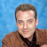 Durch seine Rollen in "Black Hawk Down" oder "Der Soldat James Ryan" wurde Tom Sizemore bekannt. Weitere Rollen hatte er unter anderem in "Pearl Harbor", "True Romance", "Red Planet", "Natural Born Killers" oder "The Secret Man". Am 3. März starb der Schauspieler im Alter von 61 Jahren, nachdem er Mitte Februar nach einem Schlaganfall und Hirnaneurysma ins Krankenhaus gekommen war. Im Laufe seiner Karriere war der Schauspieler häufiger mit dem Gesetz in Konflikt geraten. Mehrere Male kam es zu Festnahmen wegen Vorwürfen von häuslicher Gewalt, illegalen Drogenbesitzes und Verletzung von Bewährungsauflagen. Er saß Haftstrafen ab und nahm an Entzugsprogrammen teil.