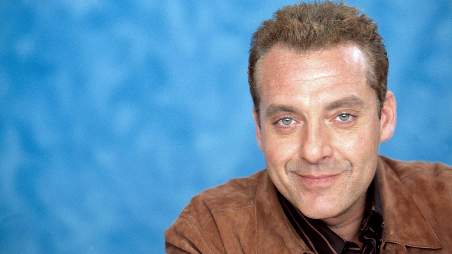 Durch seine Rollen in "Black Hawk Down" oder "Der Soldat James Ryan" wurde Tom Sizemore bekannt. Weitere Rollen hatte er unter anderem in "Pearl Harbor", "True Romance", "Red Planet", "Natural Born Killers" oder "The Secret Man". Am 3. März starb der Schauspieler im Alter von 61 Jahren, nachdem er Mitte Februar nach einem Schlaganfall und Hirnaneurysma ins Krankenhaus gekommen war. Im Laufe seiner Karriere war der Schauspieler häufiger mit dem Gesetz in Konflikt geraten. Mehrere Male kam es zu Festnahmen wegen Vorwürfen von häuslicher Gewalt, illegalen Drogenbesitzes und Verletzung von Bewährungsauflagen. Er saß Haftstrafen ab und nahm an Entzugsprogrammen teil.