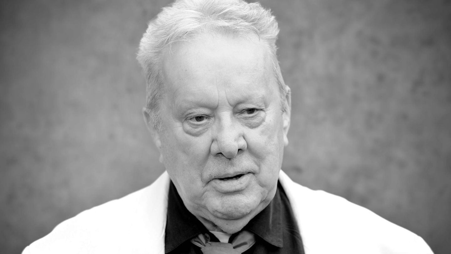 Heinz Baumann Der Fernsehschauspieler ("Adelheid und ihre Mörder") starb am 4. März nur wenige Wochen nach seinem 95. Geburtstag. Baumann wurde insbesondere als Krimi-Darsteller bekannt. Ab 1987 ermittelte er in der ZDF-Serie "Soko 5113" erst als Hauptkommissar, später als Privatdetektiv Jürgen Sudmann. 1993 nahm er auch in der ARD die Spur von Ganoven und Bösewichten auf. In "Adelheid und ihre Mörder" spielte Baumann an der Seite von Evelyn Hamann den etwas trotteligen Hauptkommissar Ewald Strobel, der seine Fälle nur mit Hilfe seiner findigen Sekretärin Adelheid lösen konnte. Beide Serien wurden zu großen Erfolgen. Bis in die 2000er Jahre hinein war Baumann regelmäßig in Produktionen zu sehen. Mit der Komikerin Beatrice Richter bekam Baumann 1978 eine Tochter, Judith Richter, die ebenfalls Schauspielerin wurde und durch zahlreiche TV-Produktionen bekannt ist. Am 12. Februar war Baumann 95. Jahre alt geworden.