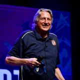 Der Hochspringer war der Erfinder des Fosbury-Flops. Der Leichtathlet, der mit vollem Namen Richard Douglas Fosbury hieß, hatte seine Disziplin revolutioniert. Der Hochspringer entwickelte eine Technik, bei der die Latte rückwärts überquert wird. Damit gewann der US-Amerikaner im Estadio Olimpico von Mexiko-Stadt am 20. Oktober 1968 mit 2,24 Metern Olympia-Gold. Der Fosbury-Flop wurde danach zum Standard beim Hochsprung, aber der Namensgeber beendete nur ein Jahr nach seinem größten Erfolg seine sportliche Laufbahn. "Der Sprung hat mir Türen geöffnet", sagte Fosbury einst. "Ich war einfach vom Glück gesegnet, der Erste zu sein. Ich bin absolut überzeugt davon, dass sonst irgendjemand anders die Technik erfunden hätte." Seine Sprungtechnik war zugleich der Anfang vom Ende des "Bauchwälzers", auch Straddle genannt. Fosbury starb am 12. März im Alter von 76 Jahren.