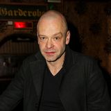 Robert Gallinowski war ein aus vielen Fernsehkrimis bekannter Schauspieler. Einem breiteren Publikum wurde er unter anderem durch seine Auftritte in Fernsehreihen wie "Tatort", "Polizeiruf 110", "Kommissar Stolberg" und "Der Alte" bekannt. Der gebürtige Aachener, der in Berlin lebte, war auch in der Netflix-Serie "Kleo" zu sehen. Insgesamt hatte er seit Mitte der 1990er Jahre mehr als 70 Rollen in Film und Fernsehen. Gallinowski war ein sehr vielseitiger Schauspieler mit hervorragender Mimik, der in fünf verschiedenen Dialekten sprechen konnte und vier Musikinstrumente spielte. Dennoch war er vor der Kamera in erster Linie in der Rolle des harten Kerls oder zwielichtigen Typen gefragt. Mal spielte er einen rechtsradikalen Taxifahrer, mal den Betreiber eines Rotlichtclubs. In dem Geschichtsdrama "Nackt unter Wölfen" nach dem Klassiker von Bruno Apitz verkörperte Gallinowski den SS-Hauptsturmführer Robert Kluttig. Auch Theaterrollen waren seins. Besonders oft stand er in Berlin auf der Bühne, so etwa im Deutschen Theater ("Einsame Menschen"). Er hatte seine Schauspielausbildung an der Hochschule für Schauspielkunst Ernst Busch in Berlin absolviert. Am 28. März starb er überraschend im Alter von 53 Jahren.