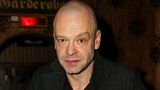 Robert Gallinowski war ein aus vielen Fernsehkrimis bekannter Schauspieler. Einem breiteren Publikum wurde er unter anderem durch seine Auftritte in Fernsehreihen wie "Tatort", "Polizeiruf 110", "Kommissar Stolberg" und "Der Alte" bekannt. Der gebürtige Aachener, der in Berlin lebte, war auch in der Netflix-Serie "Kleo" zu sehen. Insgesamt hatte er seit Mitte der 1990er Jahre mehr als 70 Rollen in Film und Fernsehen. Gallinowski war ein sehr vielseitiger Schauspieler mit hervorragender Mimik, der in fünf verschiedenen Dialekten sprechen konnte und vier Musikinstrumente spielte. Dennoch war er vor der Kamera in erster Linie in der Rolle des harten Kerls oder zwielichtigen Typen gefragt. Mal spielte er einen rechtsradikalen Taxifahrer, mal den Betreiber eines Rotlichtclubs. In dem Geschichtsdrama "Nackt unter Wölfen" nach dem Klassiker von Bruno Apitz verkörperte Gallinowski den SS-Hauptsturmführer Robert Kluttig. Auch Theaterrollen waren seins. Besonders oft stand er in Berlin auf der Bühne, so etwa im Deutschen Theater ("Einsame Menschen"). Er hatte seine Schauspielausbildung an der Hochschule für Schauspielkunst Ernst Busch in Berlin absolviert. Am 28. März starb er überraschend im Alter von 53 Jahren.