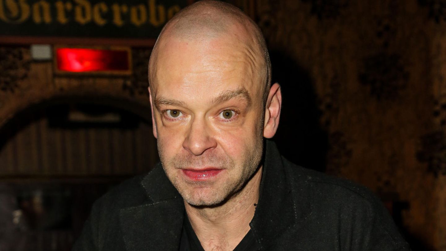 Robert Gallinowski Robert Gallinowski war ein aus vielen Fernsehkrimis bekannter Schauspieler. Einem breiteren Publikum wurde er unter anderem durch seine Auftritte in Fernsehreihen wie "Tatort", "Polizeiruf 110", "Kommissar Stolberg" und "Der Alte" bekannt. Der gebürtige Aachener, der in Berlin lebte, war auch in der Netflix-Serie "Kleo" zu sehen. Insgesamt hatte er seit Mitte der 1990er Jahre mehr als 70 Rollen in Film und Fernsehen. Gallinowski war ein sehr vielseitiger Schauspieler mit hervorragender Mimik, der in fünf verschiedenen Dialekten sprechen konnte und vier Musikinstrumente spielte. Dennoch war er vor der Kamera in erster Linie in der Rolle des harten Kerls oder zwielichtigen Typen gefragt. Mal spielte er einen rechtsradikalen Taxifahrer, mal den Betreiber eines Rotlichtclubs. In dem Geschichtsdrama "Nackt unter Wölfen" nach dem Klassiker von Bruno Apitz verkörperte Gallinowski den SS-Hauptsturmführer Robert Kluttig. Auch Theaterrollen waren seins. Besonders oft stand er in Berlin auf der Bühne, so etwa im Deutschen Theater ("Einsame Menschen"). Er hatte seine Schauspielausbildung an der Hochschule für Schauspielkunst Ernst Busch in Berlin absolviert. Am 28. März starb er überraschend im Alter von 53 Jahren.