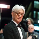 2014 wurde bei Sakamoto Rachenkrebs diagnostiziert. Nachdem der Krebs zunächst besiegt schien, stellten seine Ärzte 2021 Enddarmkrebs fest. Der japanische Filmkomponist, Musiker, Schauspieler und Produzent musste sich Operationen unterziehen, um den Krebs zu entfernen, der sich auf beide Lungenflügel ausgebreitet hatte. Am 28. März starb er im Alter von 71 Jahren. Sakamoto hat während seiner bahnbrechenden Karriere zahlreiche musikalische und kulturelle Grenzen überschritten. Er gewann mehrere Auszeichnungen, darunter mit Talking Heads-Frontmann David Byrne 1988 den Oscar für die Filmmusik zu Bernardo Bertoluccis "Der letzte Kaiser". In dem Kriegsfilm "Merry Christmas, Mr. Lawrence" (1983), für den er ebenfalls die Filmmusik komponierte, spielte er an der Seite von David Bowie auch in einer Hauptrolle. Als Bandleader des Yellow Magic Orchestra, das einst mit der deutschen Band Kraftwerk zu den "Kings of Techno" gezählt wurde, half er in den 1970er- und frühen 1980er-Jahren mit, die Grundlage für Synth-Pop, Electro und Techno zu schaffen. Auch mit der Verschmelzung von Pop, Klassik und globalen Rhythmen sowie seinen experimentellen Werken erwarb er sich hohes Ansehen und inspirierte viele Künstler. Sakamoto, der am 17. Januar 1952 in der Nähe von Tokio als Sohn eines Verlagsleiters und einer Hutdesignerin geboren wurde, arbeitete im Verlauf seiner langen Karriere mit vielen bedeutenden Künstlern zusammen, darunter Brian Eno, Iggy Pop oder David Sylvian sowie Vertretern des Ambient und Glitch, einem Subgenre der elektronischen und experimentellen Musik, wie Fennesz. Zudem komponierte er Musik für Filme, Fernsehserien und Videospiele.