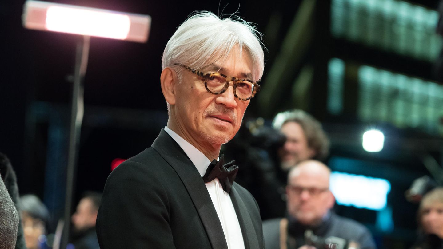 2014 wurde bei Sakamoto Rachenkrebs diagnostiziert. Nachdem der Krebs zunächst besiegt schien, stellten seine Ärzte 2021 Enddarmkrebs fest. Der japanische Filmkomponist, Musiker, Schauspieler und Produzent musste sich Operationen unterziehen, um den Krebs zu entfernen, der sich auf beide Lungenflügel ausgebreitet hatte. Am 28. März starb er im Alter von 71 Jahren. Sakamoto hat während seiner bahnbrechenden Karriere zahlreiche musikalische und kulturelle Grenzen überschritten. Er gewann mehrere Auszeichnungen, darunter mit Talking Heads-Frontmann David Byrne 1988 den Oscar für die Filmmusik zu Bernardo Bertoluccis "Der letzte Kaiser". In dem Kriegsfilm "Merry Christmas, Mr. Lawrence" (1983), für den er ebenfalls die Filmmusik komponierte, spielte er an der Seite von David Bowie auch in einer Hauptrolle. Als Bandleader des Yellow Magic Orchestra, das einst mit der deutschen Band Kraftwerk zu den "Kings of Techno" gezählt wurde, half er in den 1970er- und frühen 1980er-Jahren mit, die Grundlage für Synth-Pop, Electro und Techno zu schaffen. Auch mit der Verschmelzung von Pop, Klassik und globalen Rhythmen sowie seinen experimentellen Werken erwarb er sich hohes Ansehen und inspirierte viele Künstler. Sakamoto, der am 17. Januar 1952 in der Nähe von Tokio als Sohn eines Verlagsleiters und einer Hutdesignerin geboren wurde, arbeitete im Verlauf seiner langen Karriere mit vielen bedeutenden Künstlern zusammen, darunter Brian Eno, Iggy Pop oder David Sylvian sowie Vertretern des Ambient und Glitch, einem Subgenre der elektronischen und experimentellen Musik, wie Fennesz. Zudem komponierte er Musik für Filme, Fernsehserien und Videospiele.