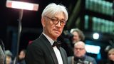 2014 wurde bei Sakamoto Rachenkrebs diagnostiziert. Nachdem der Krebs zunächst besiegt schien, stellten seine Ärzte 2021 Enddarmkrebs fest. Der japanische Filmkomponist, Musiker, Schauspieler und Produzent musste sich Operationen unterziehen, um den Krebs zu entfernen, der sich auf beide Lungenflügel ausgebreitet hatte. Am 28. März starb er im Alter von 71 Jahren. Sakamoto hat während seiner bahnbrechenden Karriere zahlreiche musikalische und kulturelle Grenzen überschritten. Er gewann mehrere Auszeichnungen, darunter mit Talking Heads-Frontmann David Byrne 1988 den Oscar für die Filmmusik zu Bernardo Bertoluccis "Der letzte Kaiser". In dem Kriegsfilm "Merry Christmas, Mr. Lawrence" (1983), für den er ebenfalls die Filmmusik komponierte, spielte er an der Seite von David Bowie auch in einer Hauptrolle. Als Bandleader des Yellow Magic Orchestra, das einst mit der deutschen Band Kraftwerk zu den "Kings of Techno" gezählt wurde, half er in den 1970er- und frühen 1980er-Jahren mit, die Grundlage für Synth-Pop, Electro und Techno zu schaffen. Auch mit der Verschmelzung von Pop, Klassik und globalen Rhythmen sowie seinen experimentellen Werken erwarb er sich hohes Ansehen und inspirierte viele Künstler. Sakamoto, der am 17. Januar 1952 in der Nähe von Tokio als Sohn eines Verlagsleiters und einer Hutdesignerin geboren wurde, arbeitete im Verlauf seiner langen Karriere mit vielen bedeutenden Künstlern zusammen, darunter Brian Eno, Iggy Pop oder David Sylvian sowie Vertretern des Ambient und Glitch, einem Subgenre der elektronischen und experimentellen Musik, wie Fennesz. Zudem komponierte er Musik für Filme, Fernsehserien und Videospiele.