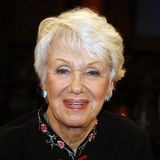 Maria Sebaldt spielte in der 80er-Jahre-Erfolgsserie "Ich heirate eine Familie" die exaltierte Freundin Sybille (genannt Bille) von Thekla Carola Wieds Figur Angelika (Angi). In der Vorabendserie "Die Wicherts von nebenan" war sie die Mutter namens Hannelore. Auch in der Reihe "Das Traumschiff" war sie zu sehen. In etlichen Krimiserien wirkte sie mit, darunter "Derrick", "Der Kommissar" und "Der Alte". Sebaldt kam am 25. April 1930 in Berlin zur Welt, wo sie in den 50er Jahren auch Theater spielte. Bald wurde man beim Film auf die Darstellerin aufmerksam, die insbesondere mit ihrem komödiantischen Talent beeindruckte. Sebaldt spielte in Produktionen wie "Charleys Tante" oder "Das schwarze Schaf", aber auch "Die Buddenbrooks" und "Der Hauptmann von Köpenick" mit. In München war sie in der Komödie im Bayerischen Hof zu sehen. Am 4. April starb die Schauspielerin im Alter von 92 Jahren. 