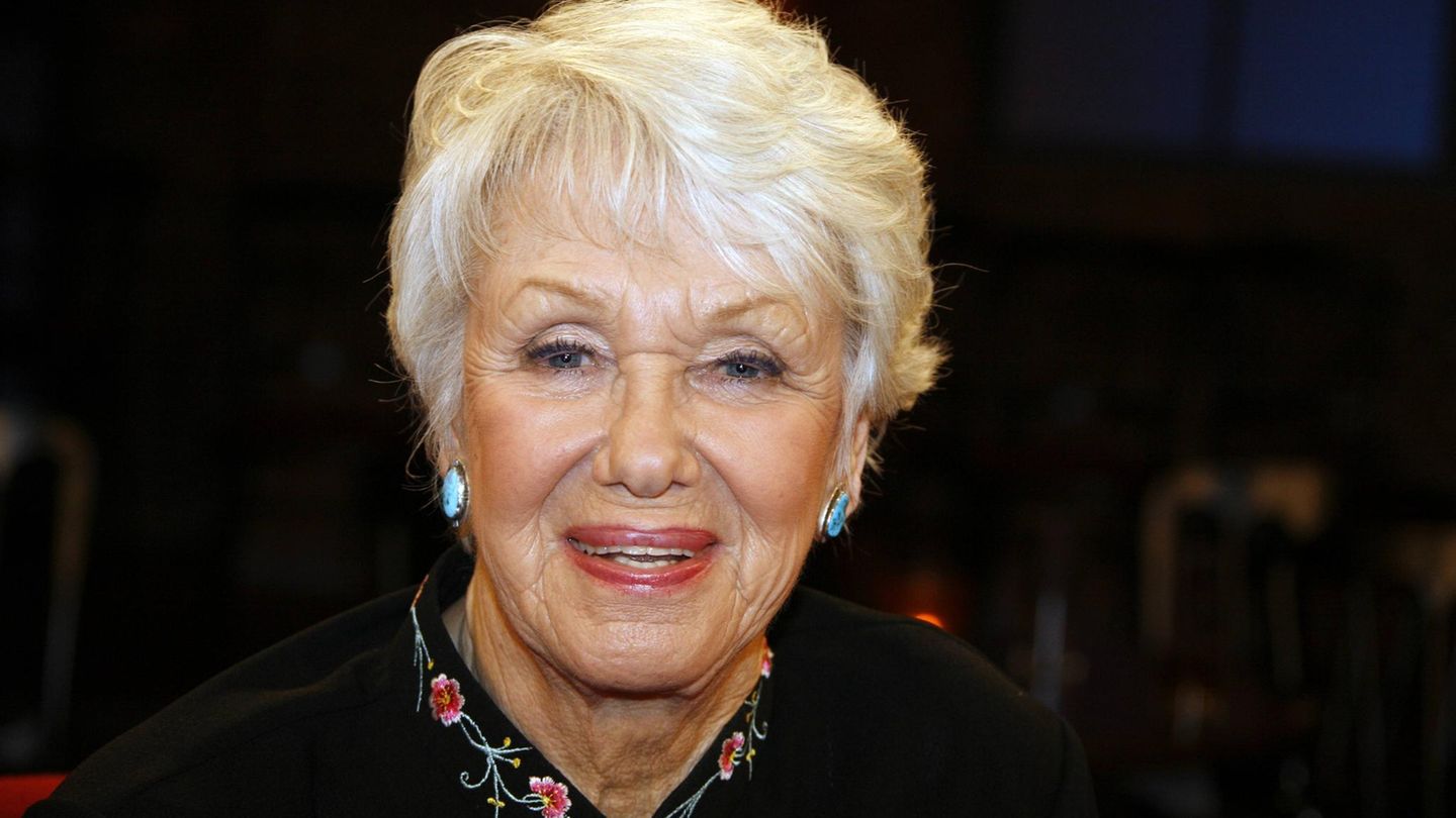 Maria Sebaldt spielte in der 80er-Jahre-Erfolgsserie "Ich heirate eine Familie" die exaltierte Freundin Sybille (genannt Bille) von Thekla Carola Wieds Figur Angelika (Angi). In der Vorabendserie "Die Wicherts von nebenan" war sie die Mutter namens Hannelore. Auch in der Reihe "Das Traumschiff" war sie zu sehen. In etlichen Krimiserien wirkte sie mit, darunter "Derrick", "Der Kommissar" und "Der Alte". Sebaldt kam am 25. April 1930 in Berlin zur Welt, wo sie in den 50er Jahren auch Theater spielte. Bald wurde man beim Film auf die Darstellerin aufmerksam, die insbesondere mit ihrem komödiantischen Talent beeindruckte. Sebaldt spielte in Produktionen wie "Charleys Tante" oder "Das schwarze Schaf", aber auch "Die Buddenbrooks" und "Der Hauptmann von Köpenick" mit. In München war sie in der Komödie im Bayerischen Hof zu sehen. Am 4. April starb die Schauspielerin im Alter von 92 Jahren. 