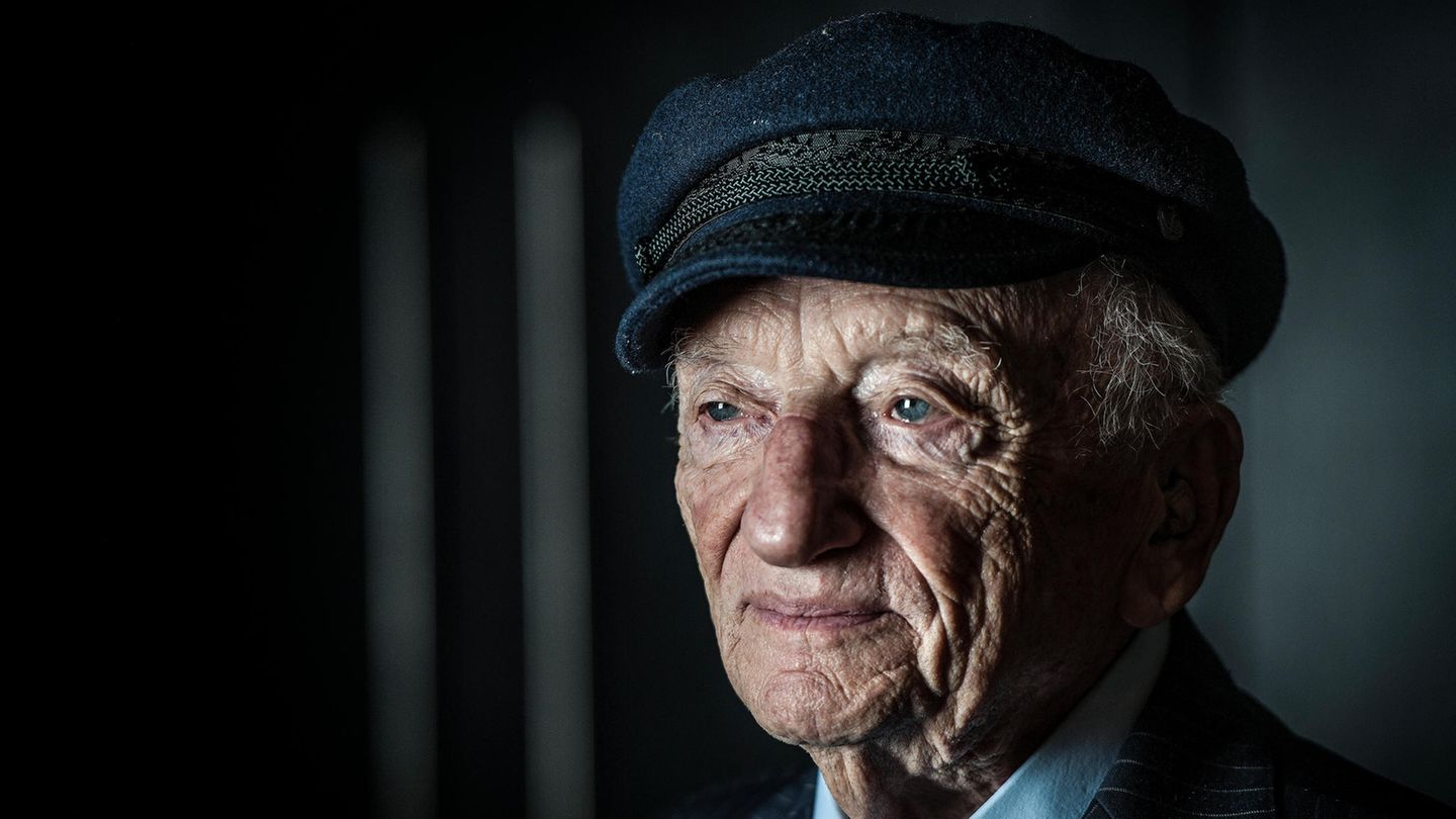 Der gebürtige Ungar wurde im Alter von 27 Jahren Chefankläger der Nürnberger Prozesse. Ferencz wurde 1920 im damals ungarischen Siebenbürgen als Sohn orthodoxer Juden geboren und wanderte als Kind mit seinen Eltern in die USA aus. Er wuchs in bescheidenen Verhältnissen in New York auf und studierte dank eines Stipendiums später an der Elite-Universität Harvard. Der Jurist war nicht einmal 30 Jahre alt, als er Nazi-Kriegsverbrechern in Nürnberg den Prozess machte. Vom 20. November 1945 an mussten sich in Nürnberg führende Nationalsozialisten und damit erstmals in der Geschichte Vertreter eines Unrechtsregimes vor Gericht verantworten. Die alliierten Siegermächte stellten 21 Führungspersönlichkeiten des Deutschen Reiches wie Adolf Hitlers Stellvertreter Rudolf Heß und Reichsmarschall Hermann Göring vor ein internationales Gericht. Der Prozess endete nach fast einem Jahr mit zwölf Todesurteilen. Ferencz war Chefankläger in einem der zwölf sogenannten Nachfolgeprozesse, die von 1946 bis 1949 auf das Verfahren gegen die Hauptkriegsverbrecher folgten. 24 führende SS-Leute klagte er unter anderem wegen Verbrechen gegen die Menschlichkeit und Kriegsverbrechen an. Vor den Prozessen war er als US-Soldat bei der Befreiung mehrerer Konzentrationslager dabei. Im Alter von 103 Jahren starb er am 7. April in einer Betreuungseinrichtung in Florida.