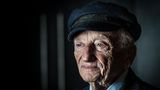Der gebürtige Ungar wurde im Alter von 27 Jahren Chefankläger der Nürnberger Prozesse. Ferencz wurde 1920 im damals ungarischen Siebenbürgen als Sohn orthodoxer Juden geboren und wanderte als Kind mit seinen Eltern in die USA aus. Er wuchs in bescheidenen Verhältnissen in New York auf und studierte dank eines Stipendiums später an der Elite-Universität Harvard. Der Jurist war nicht einmal 30 Jahre alt, als er Nazi-Kriegsverbrechern in Nürnberg den Prozess machte. Vom 20. November 1945 an mussten sich in Nürnberg führende Nationalsozialisten und damit erstmals in der Geschichte Vertreter eines Unrechtsregimes vor Gericht verantworten. Die alliierten Siegermächte stellten 21 Führungspersönlichkeiten des Deutschen Reiches wie Adolf Hitlers Stellvertreter Rudolf Heß und Reichsmarschall Hermann Göring vor ein internationales Gericht. Der Prozess endete nach fast einem Jahr mit zwölf Todesurteilen. Ferencz war Chefankläger in einem der zwölf sogenannten Nachfolgeprozesse, die von 1946 bis 1949 auf das Verfahren gegen die Hauptkriegsverbrecher folgten. 24 führende SS-Leute klagte er unter anderem wegen Verbrechen gegen die Menschlichkeit und Kriegsverbrechen an. Vor den Prozessen war er als US-Soldat bei der Befreiung mehrerer Konzentrationslager dabei. Im Alter von 103 Jahren starb er am 7. April in einer Betreuungseinrichtung in Florida.
