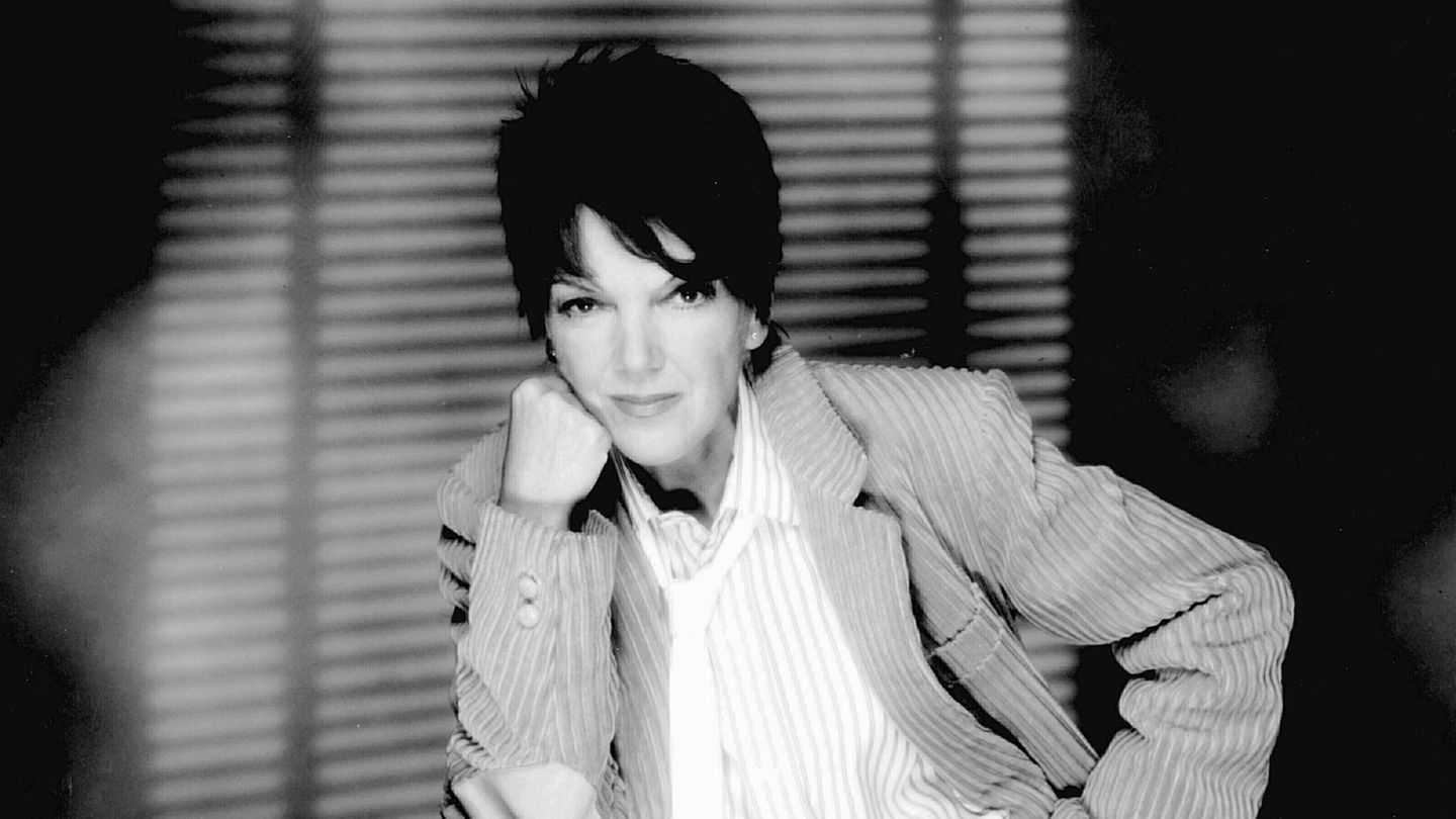 Mary Quant Die britische Modedesignerin wurde am 11. Februar 1930 im Südosten Londons als Tochter zweier walisischer Lehrer geboren und träumte davon, Designerin zu werden. Eine Tanzschülerin inspirierte sie zu ihrem klassischen Outfit, das später mit dem Model Twiggy (eigentlich: Lesley Lawson) zum Look einer ganzen Generation wurde: Hautenger schwarzer Pullover mit superkurzem Faltenrock, tiefschwarzer Strumpfhose und Bob-Haarschnitt. Dazu große Rehaugen mit viel Wimperntusche. Quant begann, Kleidung aus Bettüberwürfen und Schuluniformen für sich selbst zu nähen und studierte am renommierten Goldsmiths College in London. Dort lernte sie ihren späteren Ehemann und Geschäftspartner kennen, Alexander Plunket Greene. Mit 21 Jahren eröffnete Quant ihren ersten Laden in Londons berühmter King’s Road, um der Schickeria Klamotten und Accessoires zu verkaufen. Da niemand die Kleidung entwarf, die sie sich vorstellte, begann sie selbst, Mode zu produzieren. Sie benannte den Minirock nach ihrem Lieblingsauto, dem Mini Cooper. Neu war diese sexy Rocklänge zwar nicht, aber ihre trendigen Designs setzten sich schnell auf den Straßen der Modemetropolen London und New York durch. Da es ihr wichtig war, Kleidung erschwinglich zu machen, veröffentlichte sie sogar die Schnittmuster ihrer Designs. Am 13. April verstarb die Britin im Alter von 93 Jahren.