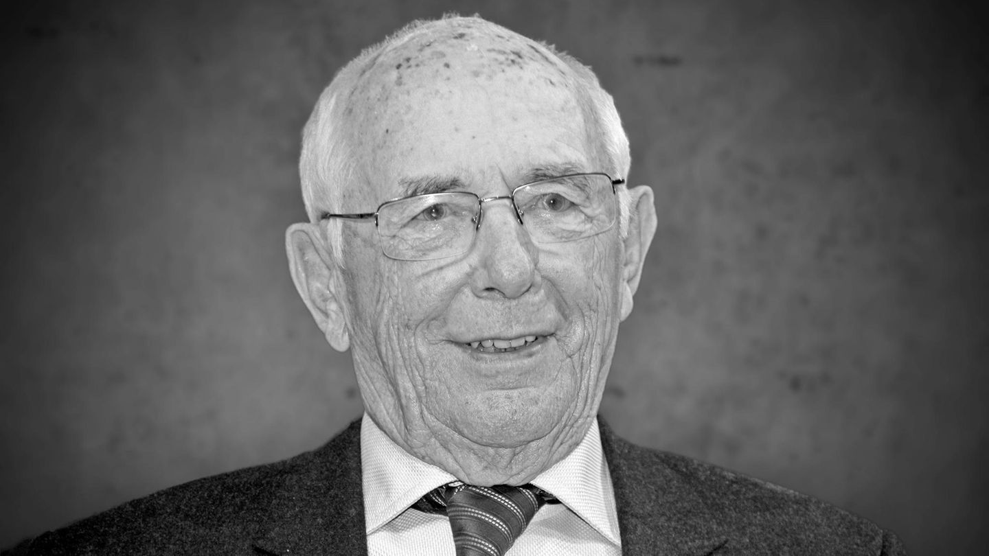 Der "Sportschau"-Pionier Ernst Huberty wurde von seinem Publikum liebevoll "Mr. Sportschau“ genannt. Als erster Moderator dieser Sendung pägte er diese entscheidend: wohltuend unaufgeregt und mit großer Seriosität. Am 4. Juni 1961 moderierte er in der ARD die erste "Sportschau" und war 21 Jahre lang bis 1982 deren Gesicht. Im Gedächtnis vieler Fernsehzuschauer blieb er zudem durch seine Kommentierungen vom sogenannten Jahrhundertspiel Deutschland gegen Italien beim Weltmeisterschafts-Halbfinale 1970 in Mexiko oder der legendären Wasserschlacht von Frankfurt bei der WM 1974 zwischen Deutschland und Polen. Der Fernseh-Journalist und Fußball-Kommentator verstarb am 24. April im Alter von 96 Jahren.