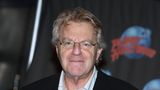 Der amerikanische Talkshow-Moderator Jerry Springer starb am 27. April im Alter von 79 Jahren friedlich in seinem Haus in der Nähe der Metropole Chicago. Bekannt wurde Springer in den USA durch seine tägliche Show im Fernsehen, die für ihre Prügelszenen zwischen den Gästen und Pöbeleien bekannt ist.  Springer selbst, der seit 1973 mit seiner Ehefrau Micki verheiratet war und eine Tochter hatte, hatte in Interviews immer wieder betont, dass er in der Show eigentlich wichtige Themen besprechen habe wollen und dass ihm vieles an der Sendung peinlich sei. Neben der "Springer Show" moderierte er danach noch weitere, spielte in mehreren Filmen mit, nahm an Entertainment-Sendungen wie "The Masked Singer" teil, schrieb Bücher - und dachte öffentlich über neue Bewerbungen für politische Ämter nach, entschied sich aber immer wieder dagegen. In Deutschland war Springer vor über 20 Jahren bekannt geworden, nachdem ein in Florida lebender Deutscher seine Ex-Frau nach einem gemeinsamen Auftritt in der Springer-Show ermordet hatte. Wenige Stunden nach der Ausstrahlung der Sendung im Juli 2000 war die Leiche der Frau gefunden worden.