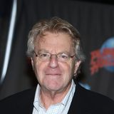 Der amerikanische Talkshow-Moderator Jerry Springer starb am 27. April im Alter von 79 Jahren friedlich in seinem Haus in der Nähe der Metropole Chicago. Bekannt wurde Springer in den USA durch seine tägliche Show im Fernsehen, die für ihre Prügelszenen zwischen den Gästen und Pöbeleien bekannt ist.  Springer selbst, der seit 1973 mit seiner Ehefrau Micki verheiratet war und eine Tochter hatte, hatte in Interviews immer wieder betont, dass er in der Show eigentlich wichtige Themen besprechen habe wollen und dass ihm vieles an der Sendung peinlich sei. Neben der "Springer Show" moderierte er danach noch weitere, spielte in mehreren Filmen mit, nahm an Entertainment-Sendungen wie "The Masked Singer" teil, schrieb Bücher - und dachte öffentlich über neue Bewerbungen für politische Ämter nach, entschied sich aber immer wieder dagegen. In Deutschland war Springer vor über 20 Jahren bekannt geworden, nachdem ein in Florida lebender Deutscher seine Ex-Frau nach einem gemeinsamen Auftritt in der Springer-Show ermordet hatte. Wenige Stunden nach der Ausstrahlung der Sendung im Juli 2000 war die Leiche der Frau gefunden worden.