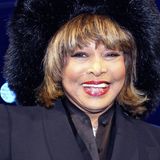 Mit gewaltiger Stimme, gewagten Kostümen, sexy Tanzeinlagen und überschäumender Energie hat die Rock-Legende ein Millionenpublikum in Ekstase versetzt. Das war vor allem in den 80er und 90er Jahren. Sie wurde in den 60er und 70er Jahren im Duo mit ihrem damaligen Ehemann Ike Turner bekannt. Hits wie "River Deep - Mountain High" und "Nutbush City Limits" stürmten die Charts in vielen Ländern. Wie Turner erst viel später enthüllte, war die Ehe aber eine Tortur für sie. Ike schlug und drangsalierte sie. Mit 37 Jahren flüchtete sie vor ihm. Turner gab alle finanziellen Ansprüche aus dem gemeinsamen Musikschaffen auf, um schnell durch die Scheidung zu kommen, und startete mit einer Solokarriere durch. Mit 45 Jahren strahlte sie wieder im Scheinwerferlicht: Das Album "Private Dancer" wurde 1984 ihr Solo-Durchbruch. Fortan füllte sie in aller Welt Stadien und Musikbühnen. Sie landete zahlreiche Hits: "What's Love Got To Do With It?", "Proud Mary", "We Don't Need Another Hero" oder "Be Tender with Me Baby" sind nur einige davon. Nach einer Abschiedstournee 2009 zog sie sich im Alter von 70 Jahren ins Privatleben zurück. Sie genoss nach eigenen Angaben nach Jahrzehnten harter Arbeit fortan das Leben ohne Verpflichtungen. Am 24. Mai starb sie nach langer Krankheit im Alter von 83 Jahren in Zürich. 