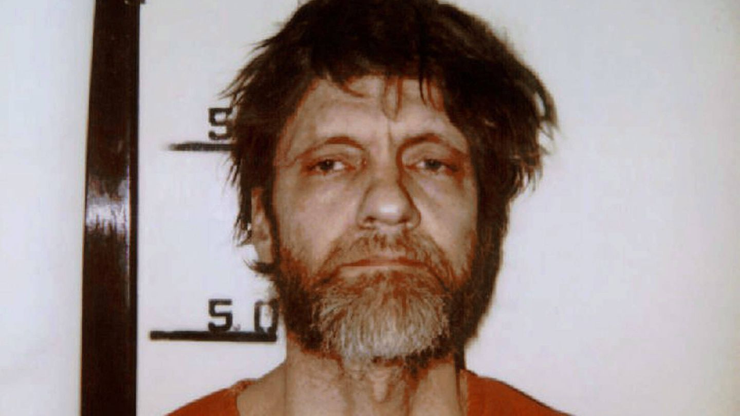 Der als "Unabomber" bekannte amerikanische Attentäter Ted Kaczynski starb am 10. Juni im Alter von 81 Jahren in Haft. Zuletzt war er in einer medizinischen Einheit in einer Haftanstalt im Bundesstaat North Carolina untergebracht. Zuvor war er in einem Hochsicherheitsgefängnis im Bundesstaat Colorado inhaftiert gewesen. Der ehemalige Mathematikprofessor und erklärte Technikfeind hatte zwischen 1978 und 1995 bei Paketbomben-Anschlägen drei Menschen getötet und 23 weitere verletzt. Kazcynski gehörte zu den meistgesuchten Personen in den USA. Er wurde 1996 gefasst, nachdem sein Bruder sein Versteck in den Bergen des Bundesstaates Montana verraten hatte. Später wurde er zu lebenslanger Haft verurteilt.