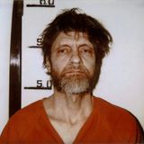 Der als "Unabomber" bekannte amerikanische Attentäter Ted Kaczynski starb am 10. Juni im Alter von 81 Jahren in Haft. Zuletzt war er in einer medizinischen Einheit in einer Haftanstalt im Bundesstaat North Carolina untergebracht. Zuvor war er in einem Hochsicherheitsgefängnis im Bundesstaat Colorado inhaftiert gewesen. Der ehemalige Mathematikprofessor und erklärte Technikfeind hatte zwischen 1978 und 1995 bei Paketbomben-Anschlägen drei Menschen getötet und 23 weitere verletzt. Kazcynski gehörte zu den meistgesuchten Personen in den USA. Er wurde 1996 gefasst, nachdem sein Bruder sein Versteck in den Bergen des Bundesstaates Montana verraten hatte. Später wurde er zu lebenslanger Haft verurteilt.