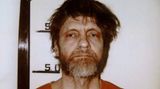 Der als "Unabomber" bekannte amerikanische Attentäter Ted Kaczynski starb am 10. Juni im Alter von 81 Jahren in Haft. Zuletzt war er in einer medizinischen Einheit in einer Haftanstalt im Bundesstaat North Carolina untergebracht. Zuvor war er in einem Hochsicherheitsgefängnis im Bundesstaat Colorado inhaftiert gewesen. Der ehemalige Mathematikprofessor und erklärte Technikfeind hatte zwischen 1978 und 1995 bei Paketbomben-Anschlägen drei Menschen getötet und 23 weitere verletzt. Kazcynski gehörte zu den meistgesuchten Personen in den USA. Er wurde 1996 gefasst, nachdem sein Bruder sein Versteck in den Bergen des Bundesstaates Montana verraten hatte. Später wurde er zu lebenslanger Haft verurteilt.