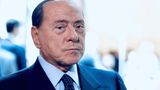 Der frühere italienische Ministerpräsident Silvio Berlusconi ist tot starb am 12. Juni im Alter von 86 Jahren in einem Mailänder Krankenhaus. Der Milliardär hatte in den vergangenen Jahrzehnten die Politik in Italien wie kein zweiter bestimmt, zugleich aber auch extrem polarisiert. Berlusconi wurde am 29. September 1936 geboren, war zunächst Geschäftsmann und stand seit 1994 insgesamt vier Regierungen in Italien als Ministerpräsident vor. Er bestimmte die Geschicke des Landes mehr als zwei Jahrzehnte mit und war zeitlebens umstritten, wurde aber von vielen auch bewundert. Im Zusammenhang mit einer Strafe wegen Steuerhinterziehung wurde er 2013 aus dem Parlament ausgeschlossen und durfte in den folgenden Jahren keine öffentlichen Ämter ausüben. Er klagte dagegen vor dem Europäischen Gerichtshof für Menschenrechte. Zuletzt war er Abgeordneter im Senat, der kleineren der zwei Parlamentskammern in Rom. Im März 2015 wurde er im «Bunga-Bunga»-Prozess um Sex mit minderjährigen Prostituierten und Amtsmissbrauch in letzter Instanz freigesprochen. Auch ein Folgeverfahren wegen Zeugenbestechung endete mit einem Freispruch. Seiner Beliebtheit bei vielen Italienern taten die Konflikte mit dem Gesetz aber keinen Abbruch. Im Zuge der Finanzkrise hatte er 2011 endgültig als Ministerpräsident abtreten müssen. Immer wieder versuchte er das politische Comeback für ein Spitzenamt. Doch die rauschende Rückkehr auf die ganz große Bühne gelang dem «Cavaliere» nicht - auch sein letzter Traum, Staatspräsident zu werden, platzte Anfang 2022.