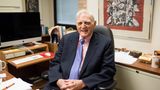 Der US-Chemienobelpreisträger John Goodenough, der den Preis 2019 mit 97 Jahren als bislang ältester Mensch erhielt, wurde 100 Jahre alt. Der 1922 in Jena als Sohn amerikanischer Eltern geborene Goodenough  starb am 25. Juni. Bekannt wurde er vor allem mit seinen Beiträgen zur Entwicklung moderner Lithium-Ionen-Akkus. Damit erfand er die Basis nahezu aller modernen Mobilgeräte, vom Akkuschrauber bis zum Flugzeug kommt seine Erfindung aus dem Jahre 1980 in Milliarden Geräten zum Einsatz. Im Jahr 2013 wurde er dafür auch von Präsident Obama geehrt.