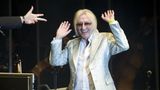 Der 1947 in Berlin geborene Ulrich "Ed" Swillms war der Mitbegründer der Ost-Berliner Rockband "Karat". Schon früh fand er die Liebe zum Klavierspielen. Bereits als Kind wurde er in den Fächern Klavier, Klarinette und Cello gefördert. Ende der Sechzigerjahre war er Teil der Band Panta Rhei. Die Band bestand bis 1974 und wurde dann zu Karat. Er komponierte zahlreiche Lieder, unter anderem "Über sieben Brücken" oder "König der Welt". 1987 verließ er "Karat. Er starb am 27. Juni im Alter von 76 Jahren.
