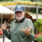 2010 wurde Dietrich Wagner bei einer Demonstration gegen das Bahnprojekt Stuttgart 21 schwer an den Augen verletzt. Er war das Gesicht des Widerstands gegen das umstrittene Milliarden-Projekt. Der Ingenieur hatte bei einer Demonstration dagegen aus kurzer Entfernung den Strahl eines Wasserwerfers ins Gesicht bekommen und war seitdem fast blind. Ein Foto, das zeigte, wie er mit blutenden Augen von zwei Mitdemonstranten gestützt wird, ging um die Welt. Der "Schwarze Donnerstag" war der Höhepunkt des Konflikts um das Bahnprojekt Stuttgart 21. Zum Bahnprojekt Stuttgart 21 gehört der Tiefbahnhof in der Stuttgarter City samt unterirdischer Anbindung an den Flughafen und die Schnellbahnstrecke nach Ulm. Die Kosten belaufen sich auf rund 9,15 Milliarden Euro. Nach dieser Zäsur folgte der historische Wahlsieg der Grünen unter Winfried Kretschmann im März 2011 – nach mehr als 50 Jahren CDU-Vorherrschaft. Kretschmann entschuldigte sich bei den Opfern, von denen einige – wie Wagner – Entschädigungen zugesprochen bekamen. Wagner starb am 28. Juni im Alter von 79 Jahren.