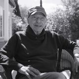 Der US-Schauspieler Alan Arkin, der für seine Rolle in dem Erfolgsfilm "Little Miss Sunshine" mit einem Oscar als bester Nebendarsteller ausgezeichnet wurde, starb im Alter von 89 Jahren am 29. Juni. Der 1934 in New York geborene Arkin wollte nach der Schule eigentlich Musiker werden und feierte auch erste Erfolge, wandte sich aber dann doch der Schauspielerei zu und bekam Rollen am Theater und in Filmen. Unter anderem spielte er in "Warte, bis es dunkel ist", "Das Herz ist ein einsamer Jäger" und "Catch-22 – Der böse Trick" mit. Zudem arbeitete Arkin auch als Regisseur und Kinderbuchautor.