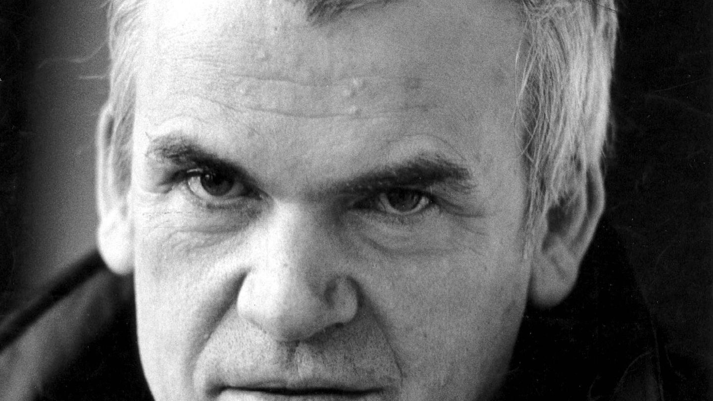 Mit seinem Roman "Die unerträgliche Leichtigkeit des Seins" erlangte Kundera 1984 Weltruhm. Hollywood verfilmte die tragische Liebes- und Exilantengeschichte zwischen der Kellnerin Teresa und dem Arzt Tomas mit Juliette Binoche und Daniel Day-Lewis in den Hauptrollen. Kundera wurde am 1. April 1929 im mährischen Brünn (Brno) geboren. Sein Vater war Rektor einer Musikhochschule, seine Mutter Lehrerin. Sein Cousin Ludvik war ein surrealistischer Schriftsteller. Er schrieb Gedichte auf Stalin. Seinen ersten großen Prosa-Erfolg feierte er mit losen Erzählungen über die "lächerliche Liebe". Sie zeigten ungleiche Liebespaare in grotesken Situationen. Mit dem Stalinismus setzte sich Kundera in seinem Roman "Der Scherz" auseinander. Später wurde er zu einem prominenten Vertreter der sozialistischen Demokratiebewegung "Prager Frühling". 1975 zog er mit seiner Frau, der Fernsehansagerin Vera, nach Frankreich, 1979 wurde ihm die tschechoslowakische Staatsbürgerschaft entzogen. Genau 40 Jahre später wurde Kundera wieder Bürger Tschechiens. Die Initiative dafür ging auf den früheren frankophilen Regierungschef Andrej Babis zurück, der den Autor in Paris besucht hatte. Milan Kundera starb im Alter von  94 Jahren am 11. Juli in Paris. 