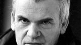 Mit seinem Roman "Die unerträgliche Leichtigkeit des Seins" erlangte Kundera 1984 Weltruhm. Hollywood verfilmte die tragische Liebes- und Exilantengeschichte zwischen der Kellnerin Teresa und dem Arzt Tomas mit Juliette Binoche und Daniel Day-Lewis in den Hauptrollen. Kundera wurde am 1. April 1929 im mährischen Brünn (Brno) geboren. Sein Vater war Rektor einer Musikhochschule, seine Mutter Lehrerin. Sein Cousin Ludvik war ein surrealistischer Schriftsteller. Er schrieb Gedichte auf Stalin. Seinen ersten großen Prosa-Erfolg feierte er mit losen Erzählungen über die "lächerliche Liebe". Sie zeigten ungleiche Liebespaare in grotesken Situationen. Mit dem Stalinismus setzte sich Kundera in seinem Roman "Der Scherz" auseinander. Später wurde er zu einem prominenten Vertreter der sozialistischen Demokratiebewegung "Prager Frühling". 1975 zog er mit seiner Frau, der Fernsehansagerin Vera, nach Frankreich, 1979 wurde ihm die tschechoslowakische Staatsbürgerschaft entzogen. Genau 40 Jahre später wurde Kundera wieder Bürger Tschechiens. Die Initiative dafür ging auf den früheren frankophilen Regierungschef Andrej Babis zurück, der den Autor in Paris besucht hatte. Milan Kundera starb im Alter von  94 Jahren am 11. Juli in Paris. 