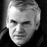 Mit seinem Roman "Die unerträgliche Leichtigkeit des Seins" erlangte Kundera 1984 Weltruhm. Hollywood verfilmte die tragische Liebes- und Exilantengeschichte zwischen der Kellnerin Teresa und dem Arzt Tomas mit Juliette Binoche und Daniel Day-Lewis in den Hauptrollen. Kundera wurde am 1. April 1929 im mährischen Brünn (Brno) geboren. Sein Vater war Rektor einer Musikhochschule, seine Mutter Lehrerin. Sein Cousin Ludvik war ein surrealistischer Schriftsteller. Er schrieb Gedichte auf Stalin. Seinen ersten großen Prosa-Erfolg feierte er mit losen Erzählungen über die "lächerliche Liebe". Sie zeigten ungleiche Liebespaare in grotesken Situationen. Mit dem Stalinismus setzte sich Kundera in seinem Roman "Der Scherz" auseinander. Später wurde er zu einem prominenten Vertreter der sozialistischen Demokratiebewegung "Prager Frühling". 1975 zog er mit seiner Frau, der Fernsehansagerin Vera, nach Frankreich, 1979 wurde ihm die tschechoslowakische Staatsbürgerschaft entzogen. Genau 40 Jahre später wurde Kundera wieder Bürger Tschechiens. Die Initiative dafür ging auf den früheren frankophilen Regierungschef Andrej Babis zurück, der den Autor in Paris besucht hatte. Milan Kundera starb im Alter von  94 Jahren am 11. Juli in Paris. 