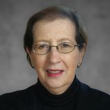 Simonis war am 19. Mai 1993 erste Ministerpräsidentin eines deutschen Bundeslandes geworden. Sie löste Björn Engholm (SPD) ab, der an den Spätfolgen des Barschel-Skandals von 1987 gescheitert war. Zunächst führte Simonis eine SPD-Alleinregierung, von 1996 bis 2005 dann eine rot-grüne Koalition. Ihre politische Karriere endete spektakulär: Bei der Ministerpräsidentenwahl am 17. März 2005 verweigerte ihr ein Abweichler in vier Durchgängen die Stimme; daran scheiterte ihre Wiederwahl im Landtag. Simonis wollte damals nach einer knapp ausgegangenen Landtagswahl mit einer rot-grünen Minderheitsregierung weiterregieren – unterstützt vom Südschleswigschen Wählerverband (SSW), der Partei der dänischen Minderheit in Schleswig-Holstein. Nachdem dies scheiterte, übernahm der damalige CDU-Landesvorsitzende Peter Harry Carstensen an der Spitze einer großen Koalition mit der SPD das Ruder in Kiel. 2014 verlieh der damalige Ministerpräsident Torsten Albig (SPD) Simonis die Ehrenbürgerwürde des Landes. Die SPD-Politikerin starb am 12. Juli zu Hause in Kiel, nur wenige Tage nach ihrem 80. Geburtstag.