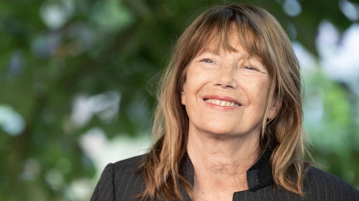 Sie war Anfang 20, als sie zusammen mit Serge Gainsbourg das Lied "Je t'aime, moi non plus" ins Mikrofon stöhnte. Der gesungene Orgasmus wurde zum Skandal und in vielen Ländern verboten. Doch mit dem Schmuddel-Chanson begann 1969 ihre Karriere - und ihre Beziehung mit dem Enfant terrible der französischen Musikszene. Zwei Jahre später kam ihre gemeinsame Tochter, die Schauspielerin Charlotte Gainsbourg, auf die Welt. Die Ehe ging nach über zehn Jahren in die Brüche. Trotz der Trennung sangen beide gemeinsam weiter. Zusammen mit Gainsbourg feierte Jane Birkin einige ihrer größten Erfolge, darunter "La danseuse", ein weiteres erotisches Lied, und "Melody Nelson". Die Wahlfranzösin, nach der auch das berühmte Handtaschenmodell benannt wurde, wirkte zudem in über 50 Filmen mit. In Michelangelo Antonionis "Blow up" spielte sie ein Fotomodell - nur bekleidet mit Kniestrümpfen. In dem prickelnden und erotischen Thriller "Der Swimmingpool" ist sie an der Seite von Romy Schneider und Alain Delon zu sehen. Sie wurde am 14. Dezember 1946 in London als Tochter der Schauspielerin Judy Campbell geboren. England hatte sie nach ihrer Scheidung von dem Filmkomponisten John Barry im Jahr 1968 verlassen, den sie 1965 mit gerade 19 Jahren geheiratet hatte. Am 16. Juli starb die Schauspielerin und Sängerin im Alter von 76 Jahren gestorben, wie ein Sprecher der Stadtverwaltung von Paris am Sonntag der Deutschen Presse-Agentur bestätigte. 