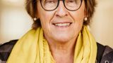 Christine Ableidinger-Günther, 69, engagiert sich seit acht Jahren für Geflüchtete    "Hilfe ist bitter nötig für neu ankommende Jugendliche in den Zelten, die eine Tagesstruktur bräuchten, aber auch für jene, die schon länger in der Gemeinschaftsunterkunft leben. Wir betreuen vor allem Familien, erklären Eltern unser Schulsystem, begleiten sie zu Behörden, spielen mit den Kindern. Man merkt ihnen die Anspannung an. Schon die Kleinsten spüren die Verunsicherung und Ohnmacht ihrer Eltern. Sie leben in dem Gefühl, nicht angekommen und nicht angenommen zu sein. Manche rasten im Spiel schon bei Kleinigkeiten aus. Die Behörden agieren, als wären sie Gegenstände, die man von einem Ort zum anderen schieben kann. Was wächst da für eine Generation von Kindern heran - wie sollen sie resilient werden?   Menschen ohne Perspektive sind nicht aufzuhalten. Wer behauptet, „das Boot ist voll“, muss erklären, wie er verhindern will, dass Menschen in Boote steigen, um nach Europa zu flüchten. Soll man auf sie schießen? Ich helfe auch, weil meine Familie einst selbst Vertreibung und Flucht erlitten hat. Ich bin in Wien geboren, meine Mutter wurde aus Südmähren, dem tschechischen Brünn, vertrieben und war zunächst staatenlos. Einigen jungen Menschen konnten wir helfen, sie haben eine Ausbildung gemacht und sich eine Existenz aufgebaut. Das gibt mir etwas zurück. Ich kann die großen Probleme nicht lösen, auch nicht verhindern, dass manche nun zurückkehren müssen. Aber ich kann die Welt für jene, die hier sind, ein bisschen menschlicher machen."