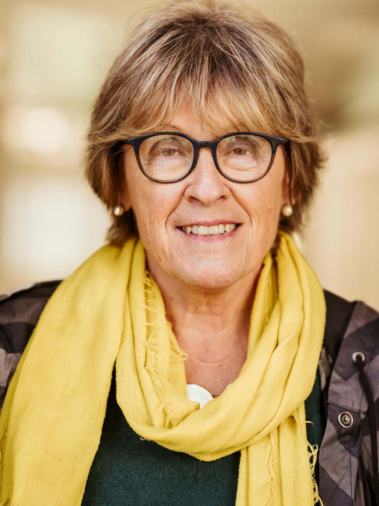 "Wir kämpfen mit Müdigkeit“ Christine Ableidinger-Günther, 69, engagiert sich seit acht Jahren für Geflüchtete "Hilfe ist bitter nötig für neu ankommende Jugendliche in den Zelten, die eine Tagesstruktur bräuchten, aber auch für jene, die schon länger in der Gemeinschaftsunterkunft leben. Wir betreuen vor allem Familien, erklären Eltern unser Schulsystem, begleiten sie zu Behörden, spielen mit den Kindern. Man merkt ihnen die Anspannung an. Schon die Kleinsten spüren die Verunsicherung und Ohnmacht ihrer Eltern. Sie leben in dem Gefühl, nicht angekommen und nicht angenommen zu sein. Manche rasten im Spiel schon bei Kleinigkeiten aus. Die Behörden agieren, als wären sie Gegenstände, die man von einem Ort zum anderen schieben kann. Was wächst da für eine Generation von Kindern heran - wie sollen sie resilient werden? Menschen ohne Perspektive sind nicht aufzuhalten. Wer behauptet, „das Boot ist voll“, muss erklären, wie er verhindern will, dass Menschen in Boote steigen, um nach Europa zu flüchten. Soll man auf sie schießen? Ich helfe auch, weil meine Familie einst selbst Vertreibung und Flucht erlitten hat. Ich bin in Wien geboren, meine Mutter wurde aus Südmähren, dem tschechischen Brünn, vertrieben und war zunächst staatenlos. Einigen jungen Menschen konnten wir helfen, sie haben eine Ausbildung gemacht und sich eine Existenz aufgebaut. Das gibt mir etwas zurück. Ich kann die großen Probleme nicht lösen, auch nicht verhindern, dass manche nun zurückkehren müssen. Aber ich kann die Welt für jene, die hier sind, ein bisschen menschlicher machen."