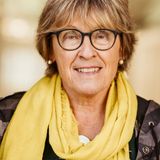 Christine Ableidinger-Günther, 69, engagiert sich seit acht Jahren für Geflüchtete    "Hilfe ist bitter nötig für neu ankommende Jugendliche in den Zelten, die eine Tagesstruktur bräuchten, aber auch für jene, die schon länger in der Gemeinschaftsunterkunft leben. Wir betreuen vor allem Familien, erklären Eltern unser Schulsystem, begleiten sie zu Behörden, spielen mit den Kindern. Man merkt ihnen die Anspannung an. Schon die Kleinsten spüren die Verunsicherung und Ohnmacht ihrer Eltern. Sie leben in dem Gefühl, nicht angekommen und nicht angenommen zu sein. Manche rasten im Spiel schon bei Kleinigkeiten aus. Die Behörden agieren, als wären sie Gegenstände, die man von einem Ort zum anderen schieben kann. Was wächst da für eine Generation von Kindern heran - wie sollen sie resilient werden?   Menschen ohne Perspektive sind nicht aufzuhalten. Wer behauptet, „das Boot ist voll“, muss erklären, wie er verhindern will, dass Menschen in Boote steigen, um nach Europa zu flüchten. Soll man auf sie schießen? Ich helfe auch, weil meine Familie einst selbst Vertreibung und Flucht erlitten hat. Ich bin in Wien geboren, meine Mutter wurde aus Südmähren, dem tschechischen Brünn, vertrieben und war zunächst staatenlos. Einigen jungen Menschen konnten wir helfen, sie haben eine Ausbildung gemacht und sich eine Existenz aufgebaut. Das gibt mir etwas zurück. Ich kann die großen Probleme nicht lösen, auch nicht verhindern, dass manche nun zurückkehren müssen. Aber ich kann die Welt für jene, die hier sind, ein bisschen menschlicher machen."