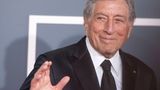 Der Jazz-Musiker Tony Bennett  starb am 21. Juli im Alter von 96 Jahren. Der Musiker wurde mit Songs wie "I Left My Heart In San Francisco" weltweit bekannt. Bennett veröffentlichte mehr als 70 Alben, die ihm zahlreiche Grammys einbrachten. Die Liste seiner Bewunderer reicht von Frank Sinatra bis Lady Gaga. Mit ihr veröffentlichte er die Alben "Cheek to Cheek" und "Love for Sale". Auch als Maler hatte Bennett Erfolge gefeiert. Bennett wurde 1926 in New York geboren. Mehr als 60 Jahre lang feierte er auf der Bühne Erfolge. Im hohen Alter schaffte er noch einmal ein Comeback. Zuletzt litt er an Alzheimer, wie seine Familie bekanntgegeben hatte. Eine Zeit lang war er noch weiter aufgetreten, hatte dann aber 2021 alle weiteren Konzerte abgesagt.