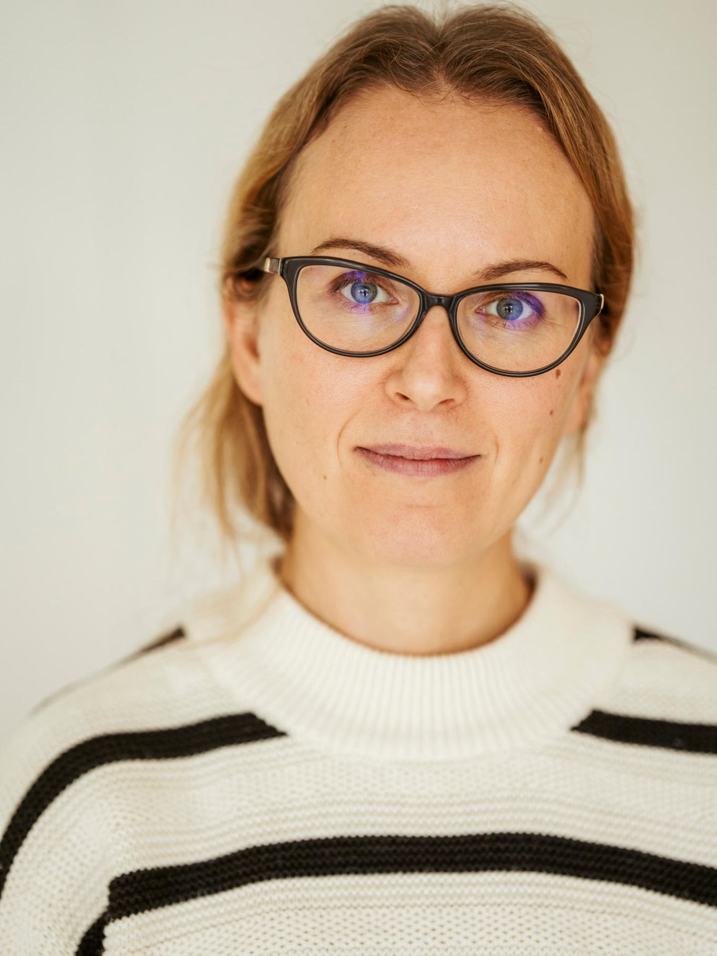 Ksenia Vedutina, 40, Realschullehrerin, unterrichtet unter anderem Vorbereitungsklassen   "Ich unterrichte viele Klassen, aber die Vorbereitungsklassen sind besonders. Hier kommen Kinder stundenweise zusammen, um Deutsch zu lernen. Sie haben oft weniger Selbstbewusstsein als die einheimischen Kinder. Zugleich sind sie ruhiger, widersprechen fast nie. Im Gegenteil: Sie saugen alles auf, sie sind sehr dankbar. Ich finde allerdings, Kinder, die dankbar sind, wirken so erwachsen. Da merkt man, dass ihnen etwas fehlt. Ihre gewohnte Umgebung und Orientierung. Die meisten sind entwurzelt – kein Kind will auswandern. Traumata erkennt man bei manchen da­ran, dass sie nichts sagen. Aber das Erlebte muss raus, etwa durch Malen, Sprache ist nicht alles. Einige der Kinder bräuchten psychologische Unterstützung. Auch der Kontakt zu den Eltern ist schwierig. Die trauen sich oft nicht, Hilfe anzunehmen, weil sie die Sprache und das Schulsystem nicht verstehen. Daran muss noch mehr gearbeitet werden. Aber die Debatte, ob das Boot voll sei, möchte ich nicht auf diese kleinen Menschen anwenden. Man gibt doch, was man kann."