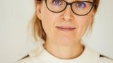 Ksenia Vedutina, 40, Realschullehrerin, unterrichtet unter anderem Vorbereitungsklassen   "Ich unterrichte viele Klassen, aber die Vorbereitungsklassen sind besonders. Hier kommen Kinder stundenweise zusammen, um Deutsch zu lernen. Sie haben oft weniger Selbstbewusstsein als die einheimischen Kinder. Zugleich sind sie ruhiger, widersprechen fast nie. Im Gegenteil: Sie saugen alles auf, sie sind sehr dankbar. Ich finde allerdings, Kinder, die dankbar sind, wirken so erwachsen. Da merkt man, dass ihnen etwas fehlt. Ihre gewohnte Umgebung und Orientierung. Die meisten sind entwurzelt – kein Kind will auswandern. Traumata erkennt man bei manchen da­ran, dass sie nichts sagen. Aber das Erlebte muss raus, etwa durch Malen, Sprache ist nicht alles. Einige der Kinder bräuchten psychologische Unterstützung. Auch der Kontakt zu den Eltern ist schwierig. Die trauen sich oft nicht, Hilfe anzunehmen, weil sie die Sprache und das Schulsystem nicht verstehen. Daran muss noch mehr gearbeitet werden. Aber die Debatte, ob das Boot voll sei, möchte ich nicht auf diese kleinen Menschen anwenden. Man gibt doch, was man kann."