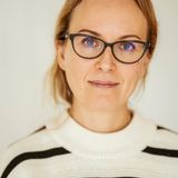 Ksenia Vedutina, 40, Realschullehrerin, unterrichtet unter anderem Vorbereitungsklassen   "Ich unterrichte viele Klassen, aber die Vorbereitungsklassen sind besonders. Hier kommen Kinder stundenweise zusammen, um Deutsch zu lernen. Sie haben oft weniger Selbstbewusstsein als die einheimischen Kinder. Zugleich sind sie ruhiger, widersprechen fast nie. Im Gegenteil: Sie saugen alles auf, sie sind sehr dankbar. Ich finde allerdings, Kinder, die dankbar sind, wirken so erwachsen. Da merkt man, dass ihnen etwas fehlt. Ihre gewohnte Umgebung und Orientierung. Die meisten sind entwurzelt – kein Kind will auswandern. Traumata erkennt man bei manchen da­ran, dass sie nichts sagen. Aber das Erlebte muss raus, etwa durch Malen, Sprache ist nicht alles. Einige der Kinder bräuchten psychologische Unterstützung. Auch der Kontakt zu den Eltern ist schwierig. Die trauen sich oft nicht, Hilfe anzunehmen, weil sie die Sprache und das Schulsystem nicht verstehen. Daran muss noch mehr gearbeitet werden. Aber die Debatte, ob das Boot voll sei, möchte ich nicht auf diese kleinen Menschen anwenden. Man gibt doch, was man kann."