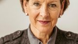Marion Dammann, 63, Landrätin, schrieb Brandbriefe       "Im Sommer schrieb ich mit Oberbürgermeistern und Landräten aus Südbaden einen Brief an das Land, um auf unsere zugespitzte Lage aufmerksam zu machen. Im September verfasste ich einen weiteren Brandbrief an die Kommunen, denn die Situation wurde immer herausfordernder. Wir besitzen als Landkreis keine eigenen Flächen und haben kaum noch Puffer. Wir haben dieses Jahr etwa 2000 Geflüchtete aufgenommen, Einzelreisende und Familien, und wegen unserer Grenznähe ebenso viele unbegleitete Minderjährige. Gerade bei Letzteren weiß keiner, wie viele morgen vor unserer Tür stehen. Wir mussten deshalb vorsorglich Zelte für unbegleitete Kinder und Jugendliche aufstellen, doch spätestens bei Minusgraden braucht es feste Unterkünfte. Schnelle Lösungen sind gefragt. Aber wir brauchen für unsere Planungen einen zeitlichen Vorlauf. Für Wohncontainer beispielsweise ist eine Baugenehmigung nötig, die kostet Zeit. Wir versuchen, möglichst keine Hallen in Anspruch zu nehmen, die Schulen und Vereine nutzen. Es wird immer schwerer, noch etwas zu finden, ohne in das soziale Leben der Gemeinden einzugreifen. Leerstehende Gebäude zu beschlagnahmen, wäre die Ultima Ratio. Wann geht nichts mehr? Ich kann keine absolute Zahl und kein Datum nennen, aber wir laufen auf den Zeitpunkt zu, wo wir keinerlei Flächen zur Unterbringung mehr haben.   Die Lösung kann deshalb nicht allein auf der Ebene der Landkreise und Kommunen liegen. Besser wäre beispielsweise eine zentrale Einrichtung des Landes, die unbegleitete Minderjährige auf Landkreise und Gemeinden verteilt und weitere Maßnahmen, um die übrigen Flüchtlingszugänge zu steuern.   Vor dem Bau jeder Unterkunft veranstalten wir einen Informationsabend. Ich mache das gern, weil ich dann die Sorgen der Menschen besser verstehe und sich manche Vorbehalte gleich entschärfen lassen.   Natürlich bin auch ich manchmal wütend oder verzweifelt. In der Sache kommt man mit Emotionen aber nicht weiter. Mir hilft mein Glaube, der Glaube an das Gute im Menschen. Es wird mir viel abverlangt, aber ich empfange auch viel, das motiviert mich." 