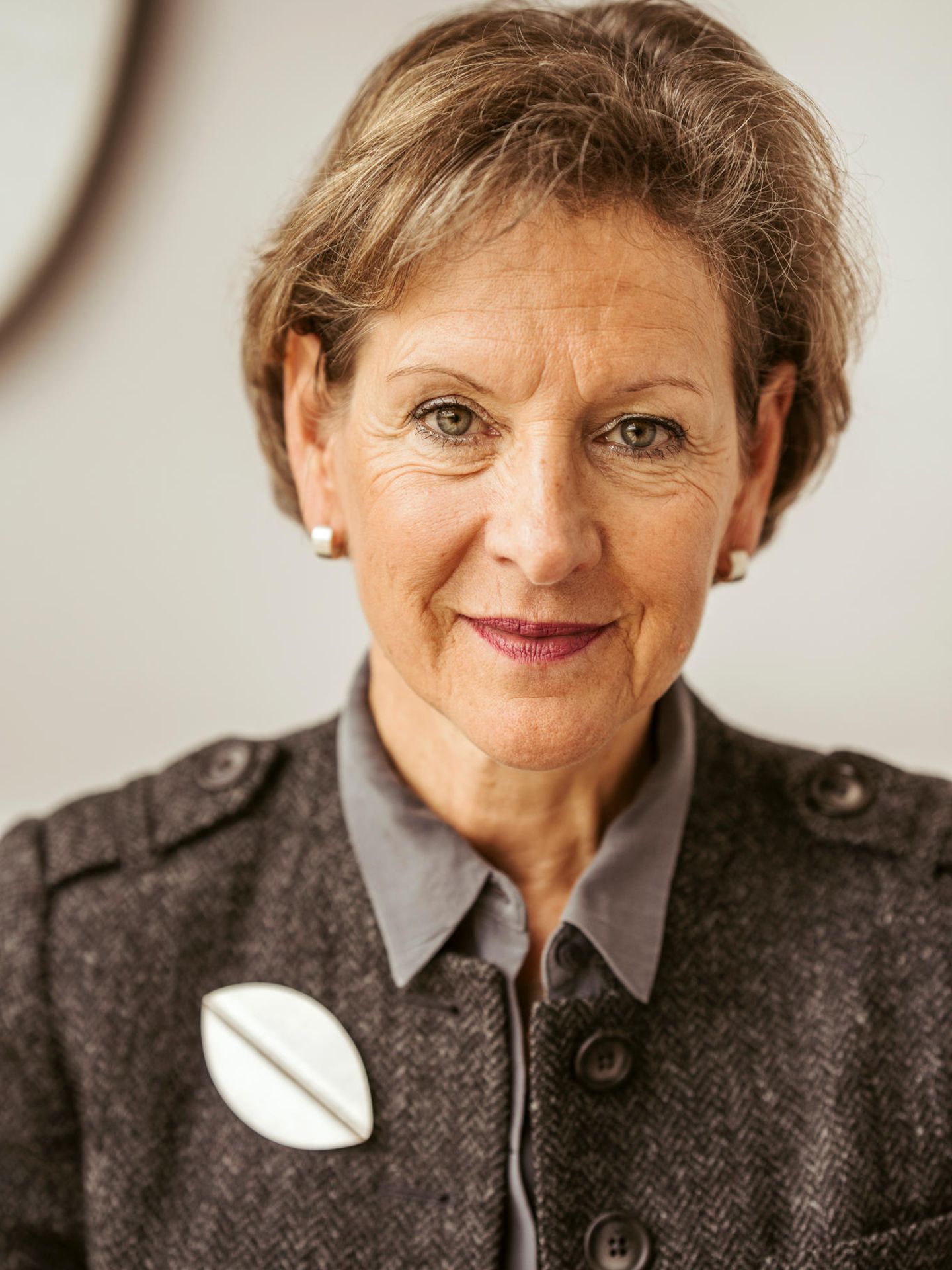 „Keiner weiß, wie viele morgen vor unserer Tür stehen“ Marion Dammann, 63, Landrätin, schrieb Brandbriefe "Im Sommer schrieb ich mit Oberbürgermeistern und Landräten aus Südbaden einen Brief an das Land, um auf unsere zugespitzte Lage aufmerksam zu machen. Im September verfasste ich einen weiteren Brandbrief an die Kommunen, denn die Situation wurde immer herausfordernder. Wir besitzen als Landkreis keine eigenen Flächen und haben kaum noch Puffer. Wir haben dieses Jahr etwa 2000 Geflüchtete aufgenommen, Einzelreisende und Familien, und wegen unserer Grenznähe ebenso viele unbegleitete Minderjährige. Gerade bei Letzteren weiß keiner, wie viele morgen vor unserer Tür stehen. Wir mussten deshalb vorsorglich Zelte für unbegleitete Kinder und Jugendliche aufstellen, doch spätestens bei Minusgraden braucht es feste Unterkünfte. Schnelle Lösungen sind gefragt. Aber wir brauchen für unsere Planungen einen zeitlichen Vorlauf. Für Wohncontainer beispielsweise ist eine Baugenehmigung nötig, die kostet Zeit. Wir versuchen, möglichst keine Hallen in Anspruch zu nehmen, die Schulen und Vereine nutzen. Es wird immer schwerer, noch etwas zu finden, ohne in das soziale Leben der Gemeinden einzugreifen. Leerstehende Gebäude zu beschlagnahmen, wäre die Ultima Ratio. Wann geht nichts mehr? Ich kann keine absolute Zahl und kein Datum nennen, aber wir laufen auf den Zeitpunkt zu, wo wir keinerlei Flächen zur Unterbringung mehr haben. Die Lösung kann deshalb nicht allein auf der Ebene der Landkreise und Kommunen liegen. Besser wäre beispielsweise eine zentrale Einrichtung des Landes, die unbegleitete Minderjährige auf Landkreise und Gemeinden verteilt und weitere Maßnahmen, um die übrigen Flüchtlingszugänge zu steuern. Vor dem Bau jeder Unterkunft veranstalten wir einen Informationsabend. Ich mache das gern, weil ich dann die Sorgen der Menschen besser verstehe und sich manche Vorbehalte gleich entschärfen lassen. Natürlich bin auch ich manchmal wütend oder verzweifelt. In der Sache kommt man mit Emotionen aber nicht weiter. Mir hilft mein Glaube, der Glaube an das Gute im Menschen. Es wird mir viel abverlangt, aber ich empfange auch viel, das motiviert mich."