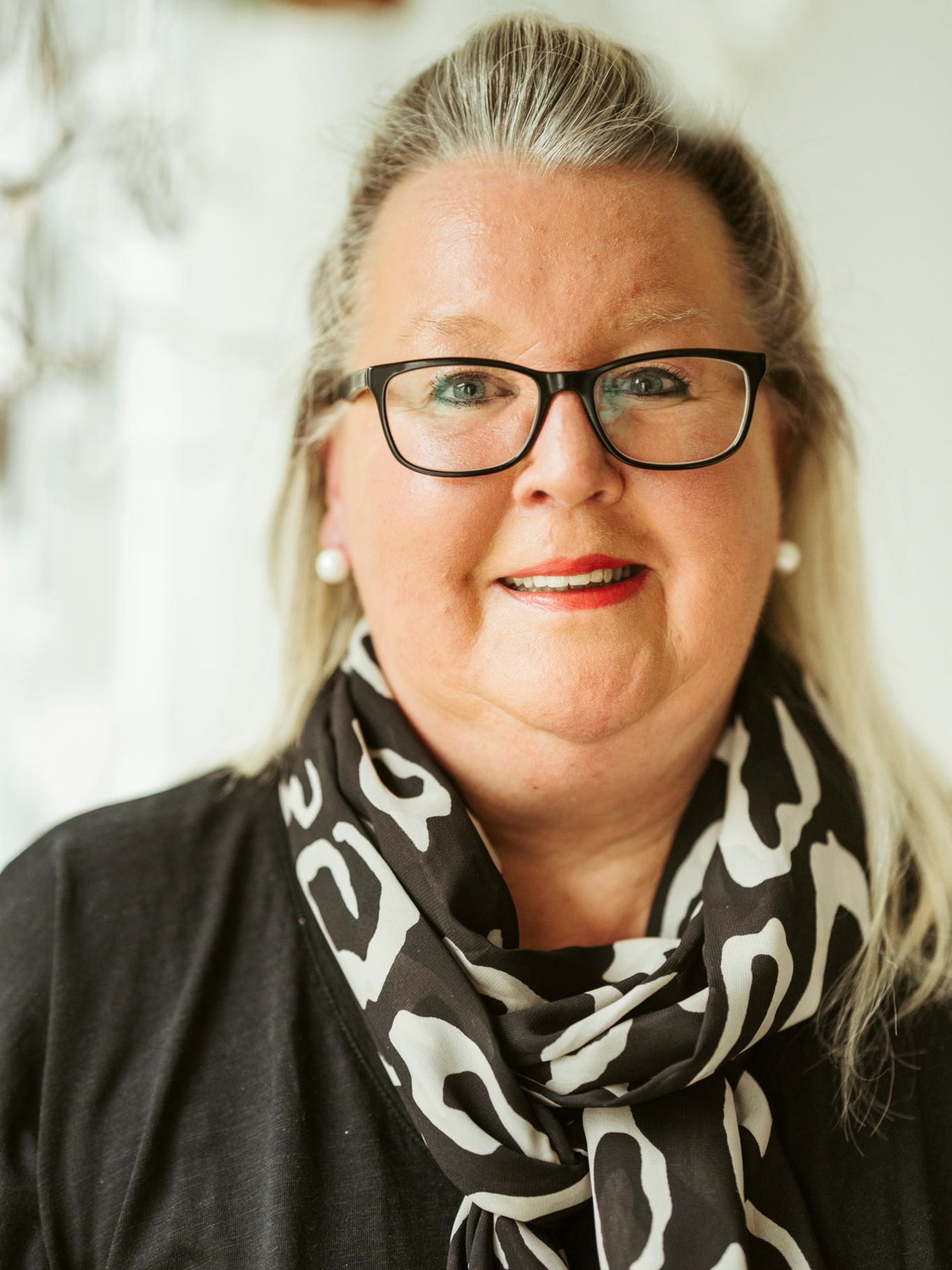 Andrea Liebmann-Maier, 61,  Anwohnerin einer Geflüchtetenunterkunft  "Wir wohnen neben einer Sporthalle, in der schon 2015 Flüchtlinge lebten. Nun also wieder. Ich half damals einigen Familien. Als ich 2015 Kleiderspenden in die Unterkunft brachte, schrie mich ein Mann an, dass ich ein Nazi sei, weil ich nur den Familien helfe. Er kam mir ganz nah, ich dachte, der schlägt mich gleich. Die Security musste kommen und ihn beruhigen. Ich habe die Unterkunft nie mehr betreten. Gelegentlich sehe ich ihn im Ort, er grinst mich dann an. Ja, ich half immer nur Familien, junge Männer sind mir suspekt, egal, woher sie kommen. Mit den Familien aber bin ich zu den Ämtern, einkaufen, habe ihnen Möbel organisiert. Dann erfuhr ich, dass manche mehrere Tausend Euro vom Amt für die Ersteinrichtung erhalten hatten. Trotzdem nahmen sie, was sie von mir kriegen konnten. Da dachte ich: Andrea, du musst dich nicht verausgaben. Die kommen schon an ihre Sachen. Ich war enttäuscht und resignierte, ich habe keine Lust mehr zu helfen.   Nun kommen eh zu 90 Prozent alleinstehende Männer. Ich erwarte die gleiche Situation wie 2015: Sie besetzen den Sportplatz, sind nachts laut, lungern herum. Ich bin wütend, nicht auf die Lokalpolitik, sondern auf Berlin. Es braucht einen Aufnahmestopp, wir lassen uns ausnutzen. Ich habe Angst vor Übergriffen. Nicht meinetwegen, aber wegen der Mädchen. Es reicht doch, wenn unter 100 ein Idiot ist. Wenn einer verscheißt, haben alle verschissen. Wir müssen denen erst mal erklären, wie es hier läuft. Aber dafür sind es zu viele."