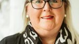 Andrea Liebmann-Maier, 61,  Anwohnerin einer Geflüchtetenunterkunft  "Wir wohnen neben einer Sporthalle, in der schon 2015 Flüchtlinge lebten. Nun also wieder. Ich half damals einigen Familien. Als ich 2015 Kleiderspenden in die Unterkunft brachte, schrie mich ein Mann an, dass ich ein Nazi sei, weil ich nur den Familien helfe. Er kam mir ganz nah, ich dachte, der schlägt mich gleich. Die Security musste kommen und ihn beruhigen. Ich habe die Unterkunft nie mehr betreten. Gelegentlich sehe ich ihn im Ort, er grinst mich dann an. Ja, ich half immer nur Familien, junge Männer sind mir suspekt, egal, woher sie kommen. Mit den Familien aber bin ich zu den Ämtern, einkaufen, habe ihnen Möbel organisiert. Dann erfuhr ich, dass manche mehrere Tausend Euro vom Amt für die Ersteinrichtung erhalten hatten. Trotzdem nahmen sie, was sie von mir kriegen konnten. Da dachte ich: Andrea, du musst dich nicht verausgaben. Die kommen schon an ihre Sachen. Ich war enttäuscht und resignierte, ich habe keine Lust mehr zu helfen.   Nun kommen eh zu 90 Prozent alleinstehende Männer. Ich erwarte die gleiche Situation wie 2015: Sie besetzen den Sportplatz, sind nachts laut, lungern herum. Ich bin wütend, nicht auf die Lokalpolitik, sondern auf Berlin. Es braucht einen Aufnahmestopp, wir lassen uns ausnutzen. Ich habe Angst vor Übergriffen. Nicht meinetwegen, aber wegen der Mädchen. Es reicht doch, wenn unter 100 ein Idiot ist. Wenn einer verscheißt, haben alle verschissen. Wir müssen denen erst mal erklären, wie es hier läuft. Aber dafür sind es zu viele."